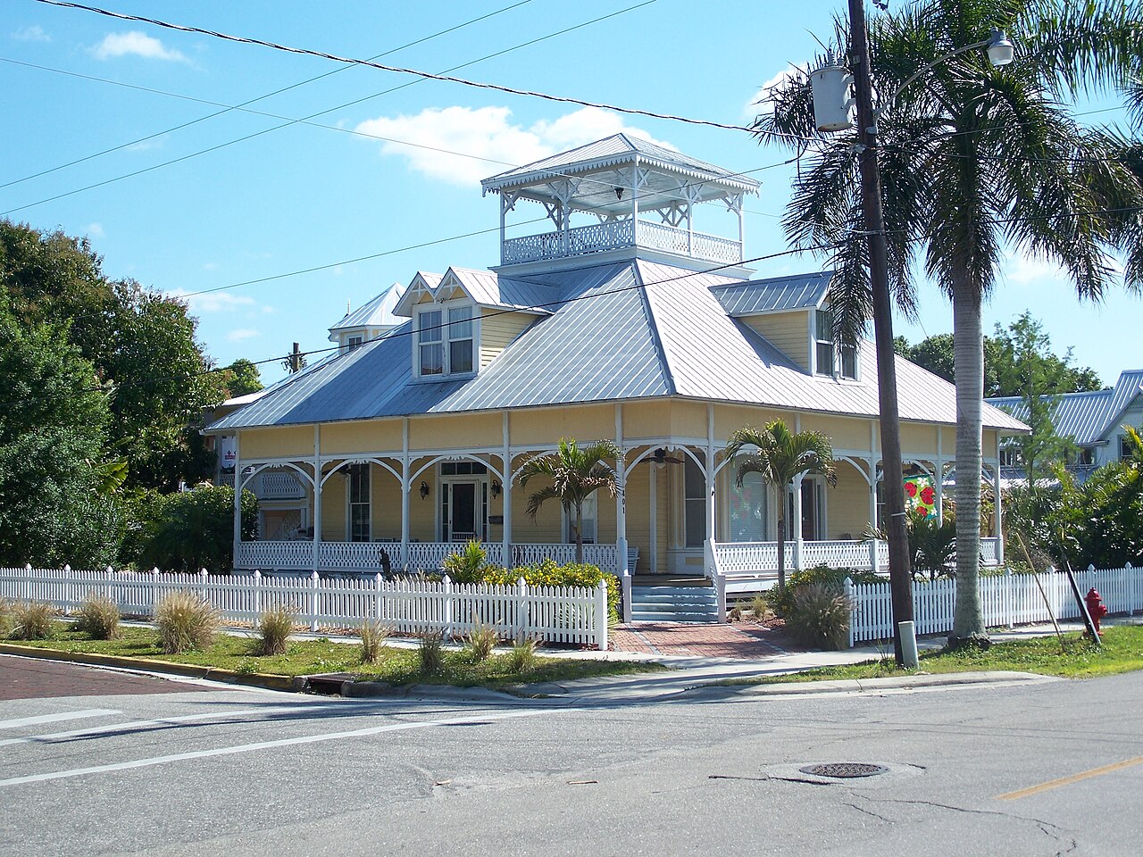 Rua residencial arborizada em Punta Gorda