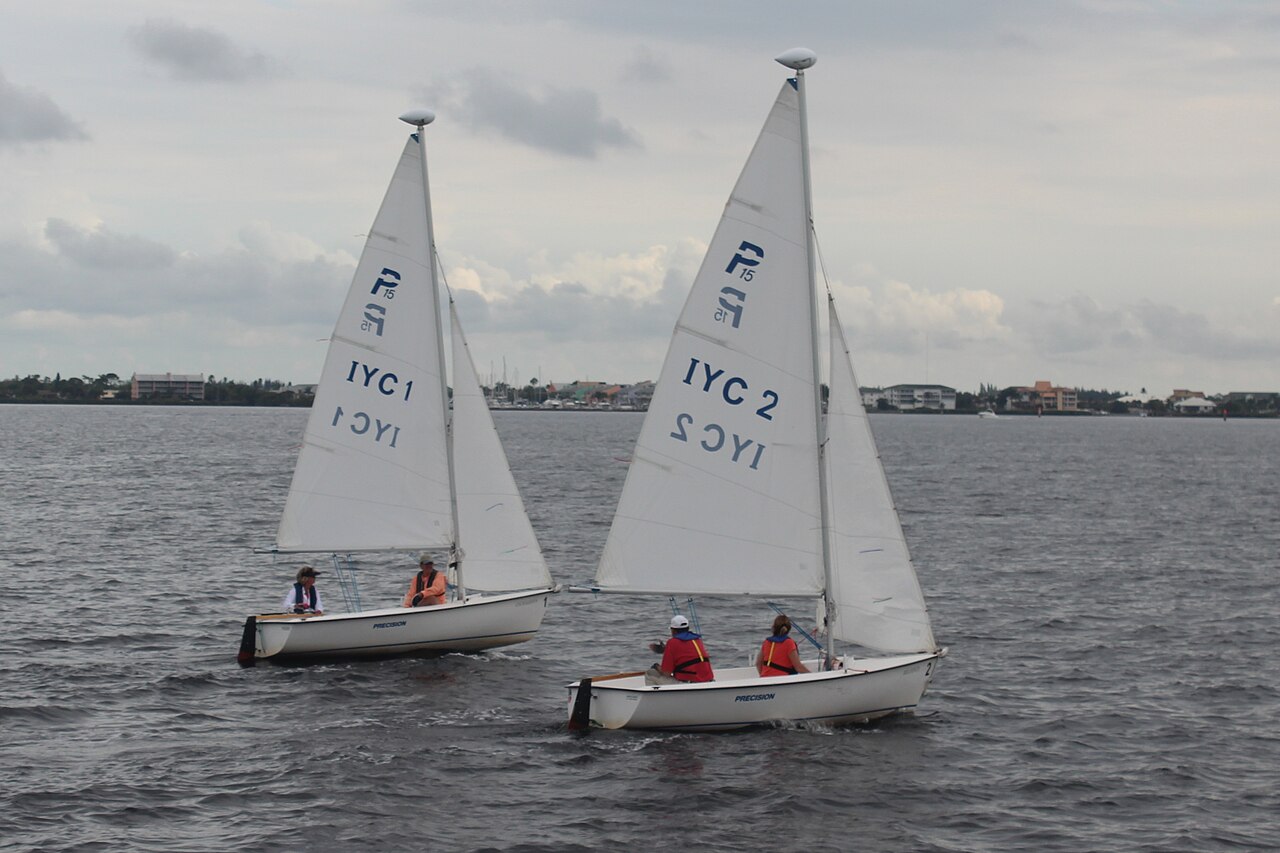 Barcos a vela durante regata em Charlotte Harbor